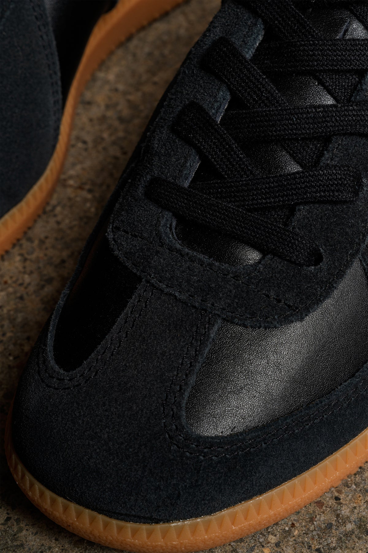 ADIDAS BW ARMY BLACK GUM BOTTOM