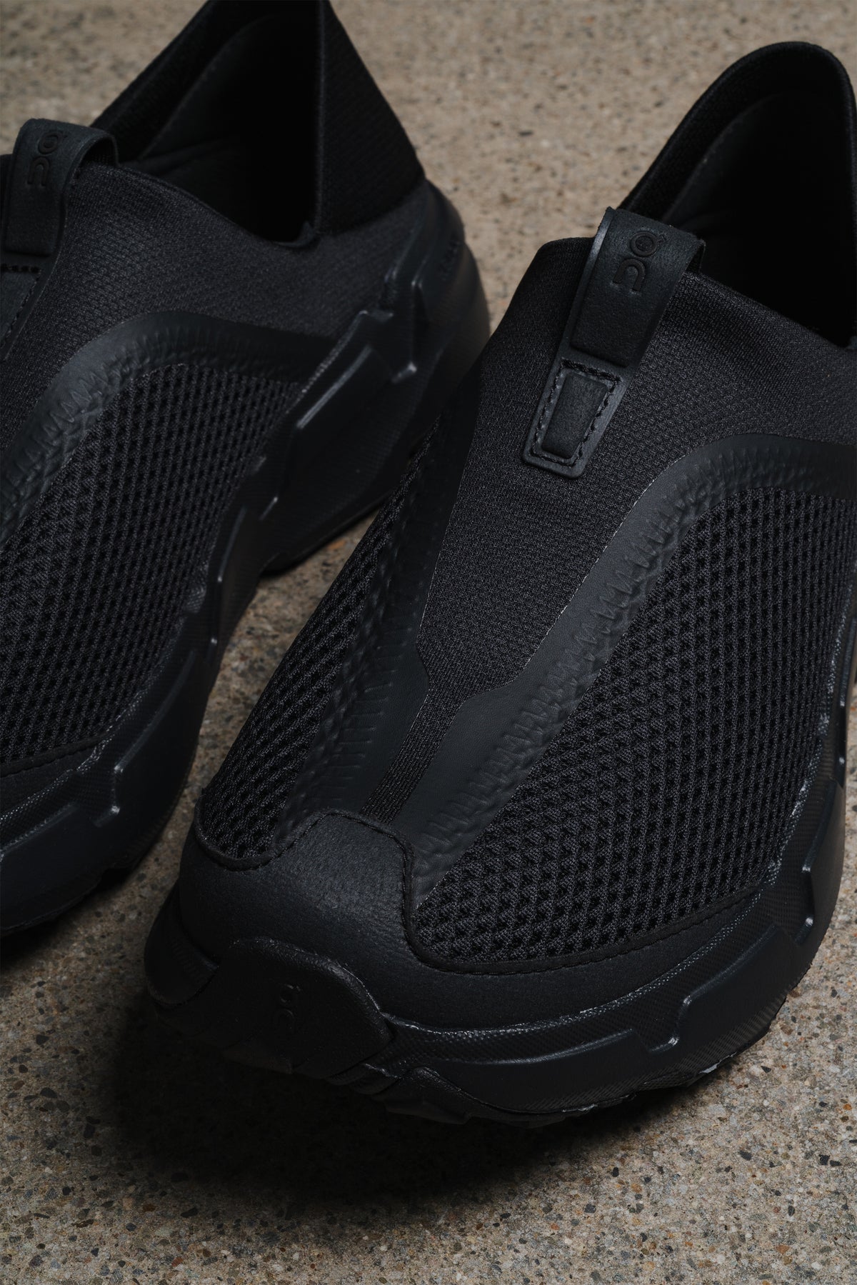 ON FOOTWEAR CLOUDSOMA MOC BLACK BLACK